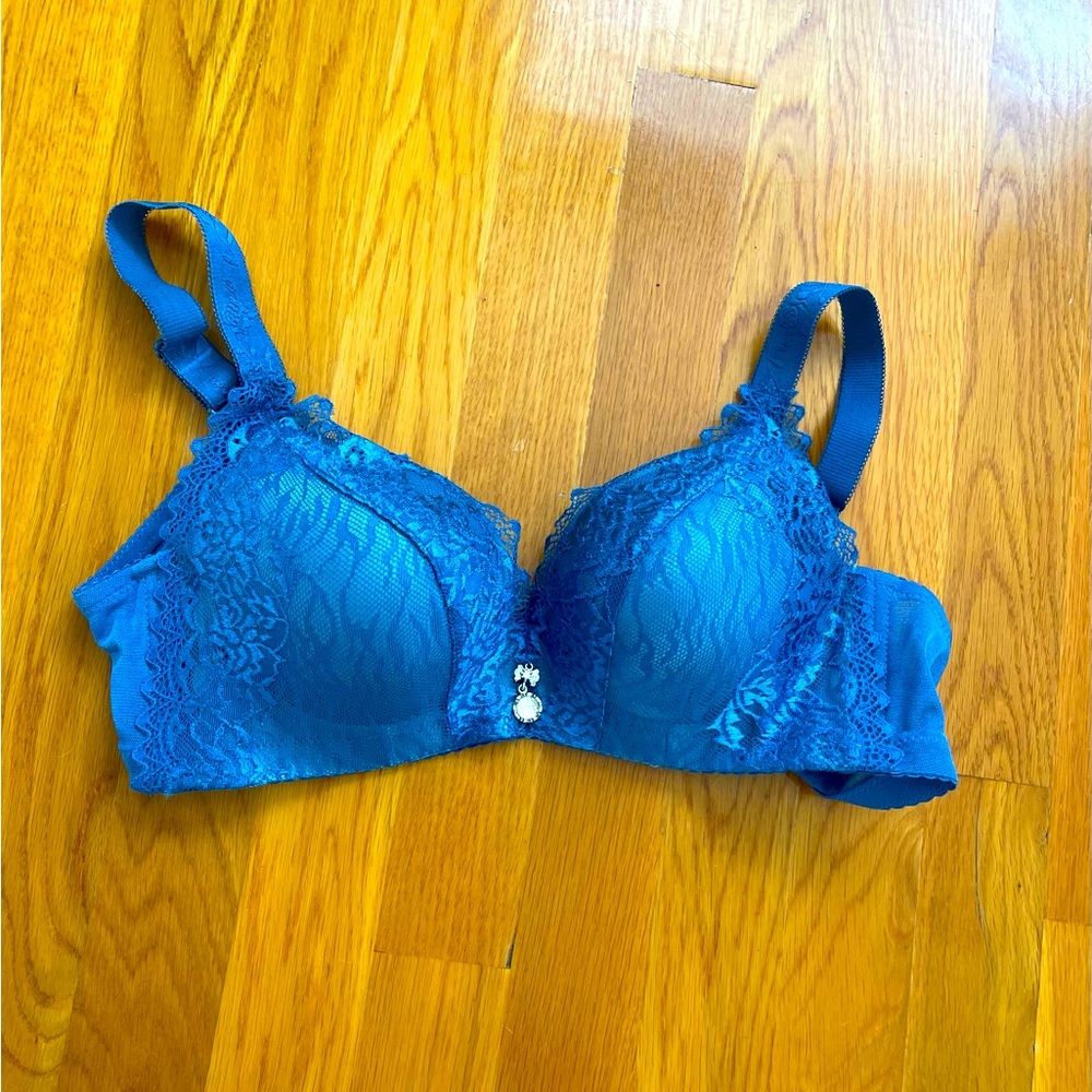 New without tag, wirefree push up shaping bra